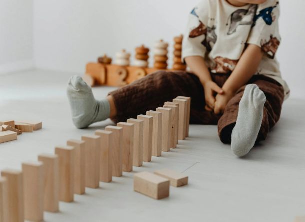 Kind vertieft in Montessori-Lernmaterialien