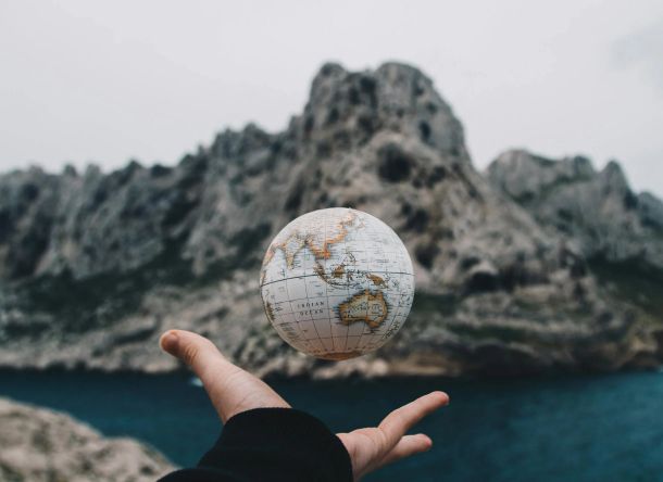 Eltern unterstützen ihr Kind mit Montessori-Methoden