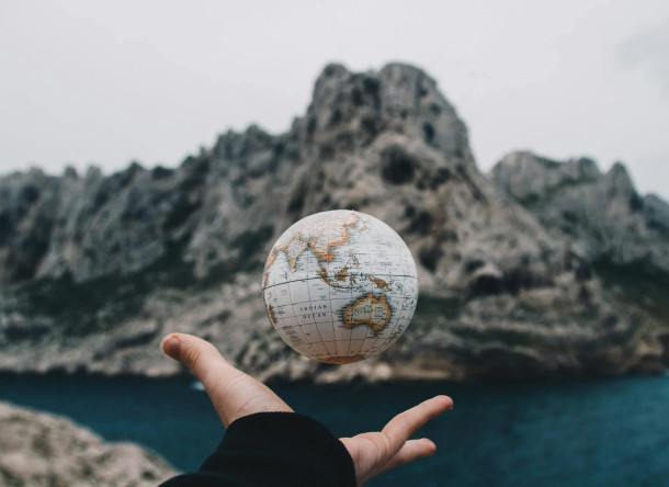 Eltern unterstützen ihr Kind mit Montessori-Methoden