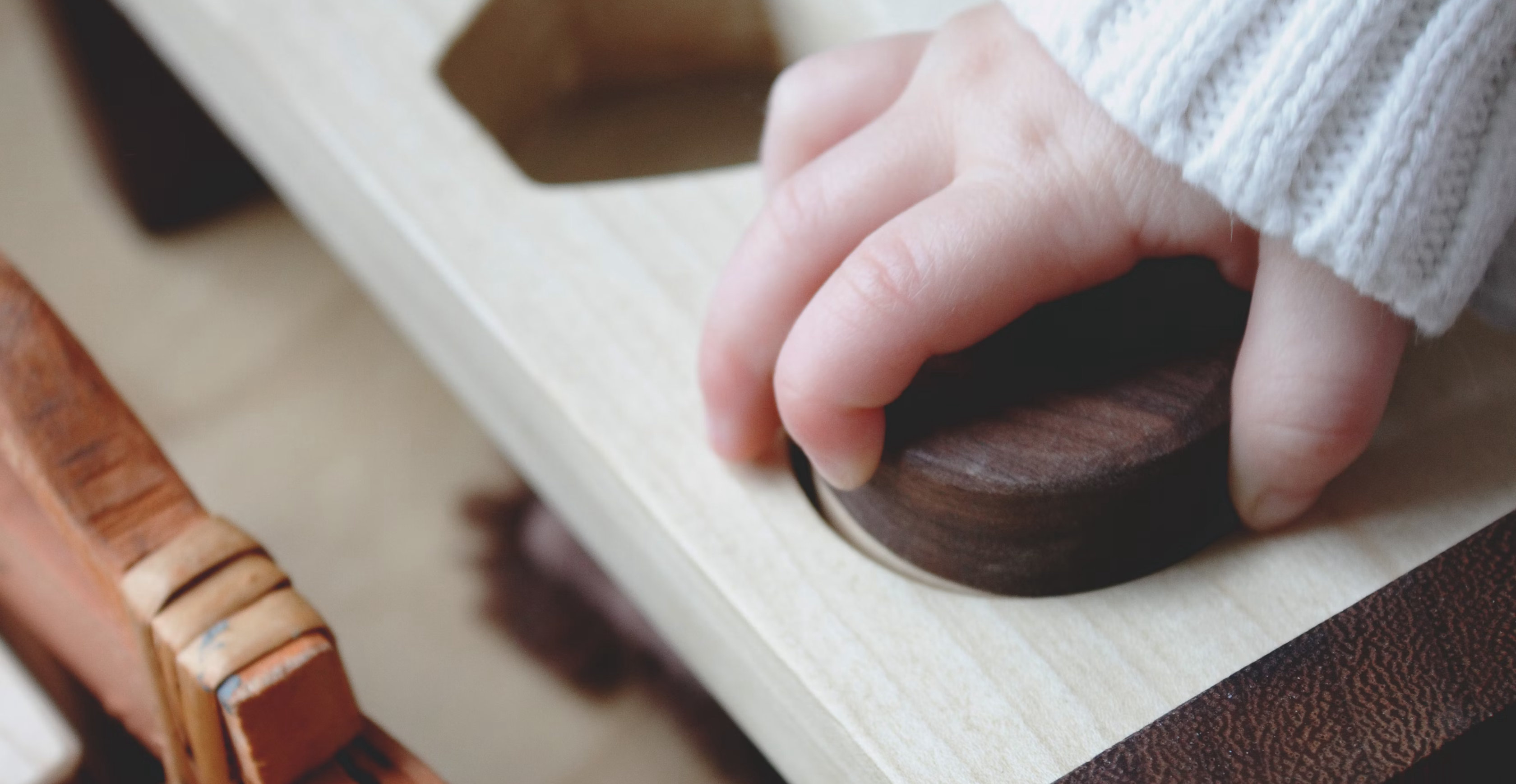 Eltern unterstützen ihr Kind mit Montessori-Methoden